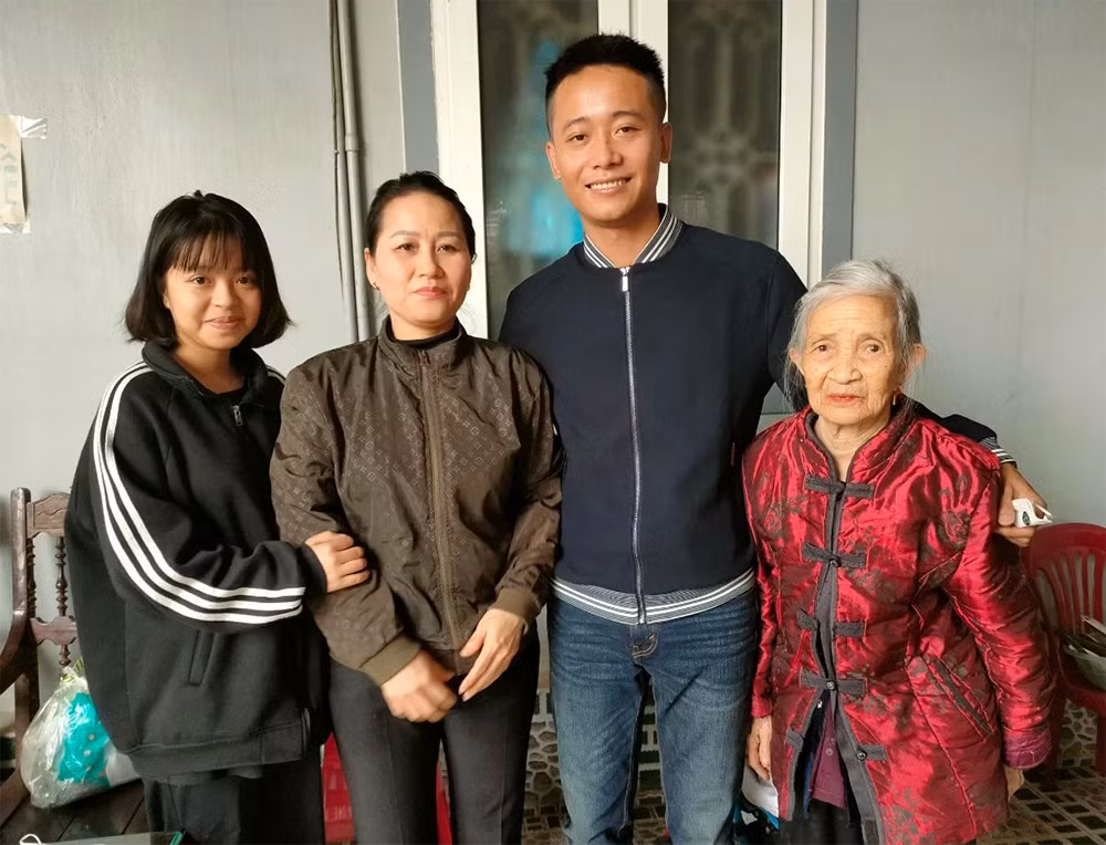 Đoàn tụ cùng gia đình sau gần 6 năm xa cách