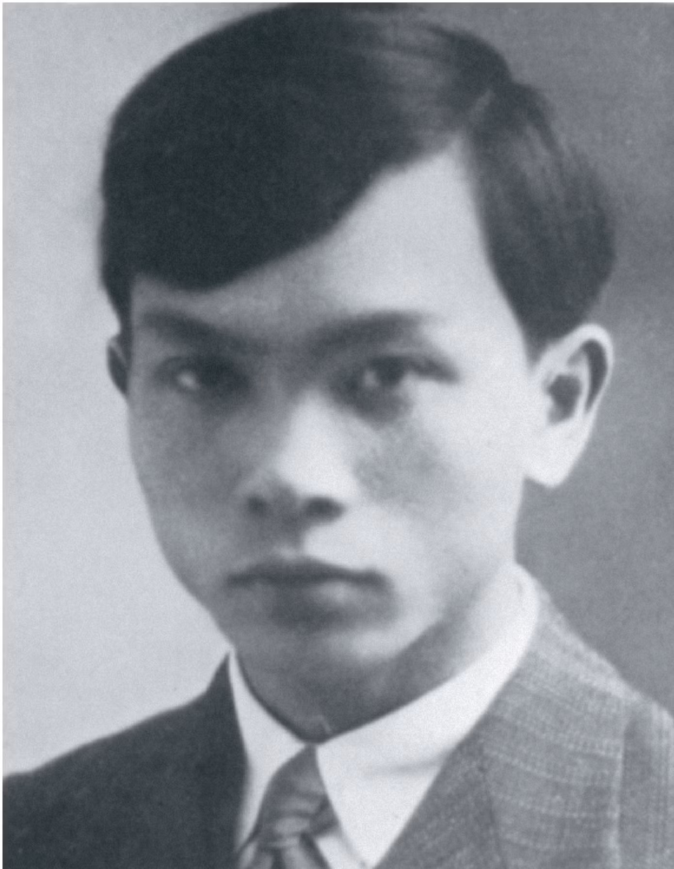 Ký giả Võ Nguyên Giáp viết cho báo Le Travail. Ký giả Võ Nguyên Giáp viết cho báo Le Travail.