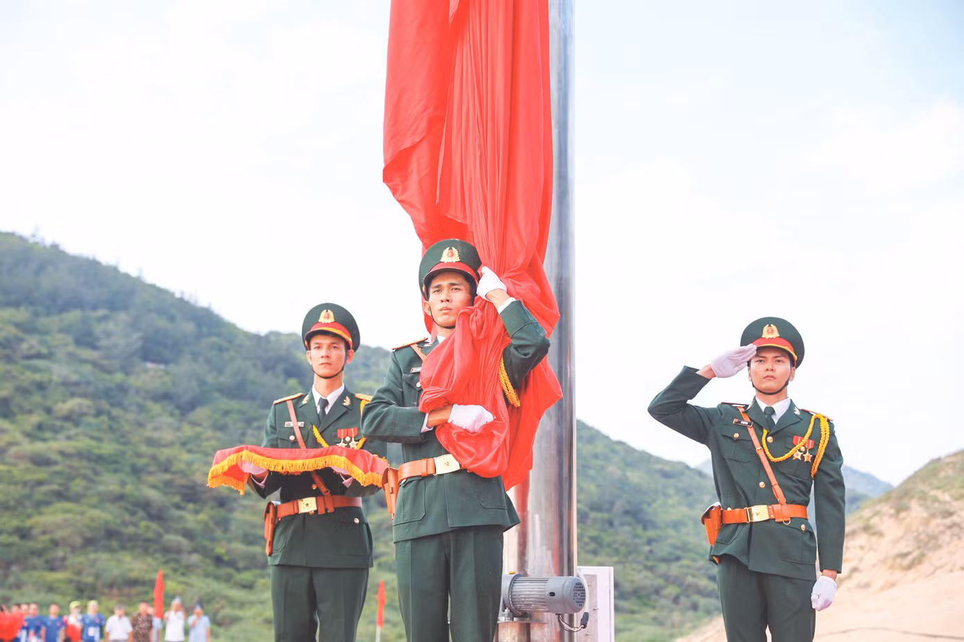 Ngay sau hiệu lệnh “Chào cờ”, Cờ Tổ quốc từ từ được kéo lên trên nền Quốc ca Việt Nam hào hùng