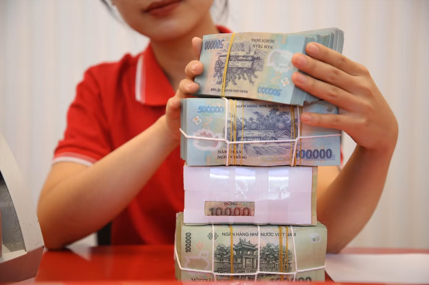 Tiền gửi vào ngân hàng, “nằm chờ” tại công ty chứng khoán liên tục gia tăng. Ảnh: Như Ý