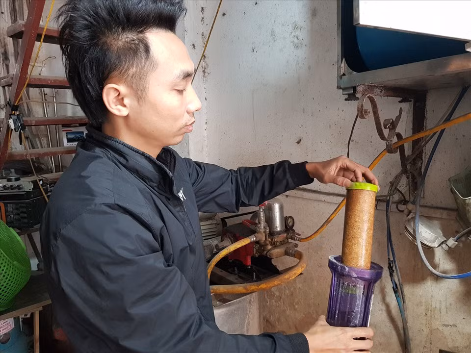 Anh Nguyễn Ngọc Tuân (cụm 5, Duyên Trường xã Duyên Thái) phải thay lõi lọc liên tục mới có nước sạch để dùng vì nước giếng khoan rất bẩn. Ảnh: Cao Nguyên – Lao Động