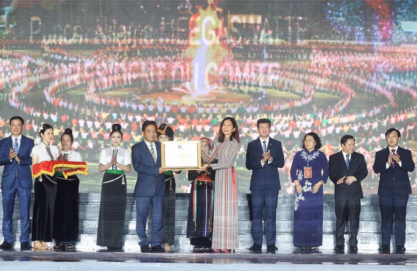 Thứ trưởng Bộ Văn hoá, Thể thao và Du lịch Hoàng Đạo Cương, đại diện Bộ VH,TT&amp;DL đón nhận Bằng của UNESCO ghi danh “Nghệ thuật Xòe Thái” từ bà Pauline Tamesis, Điều phối viên thường trú của Liên hợp quốc tại Việt Nam. Ảnh: Như Ý