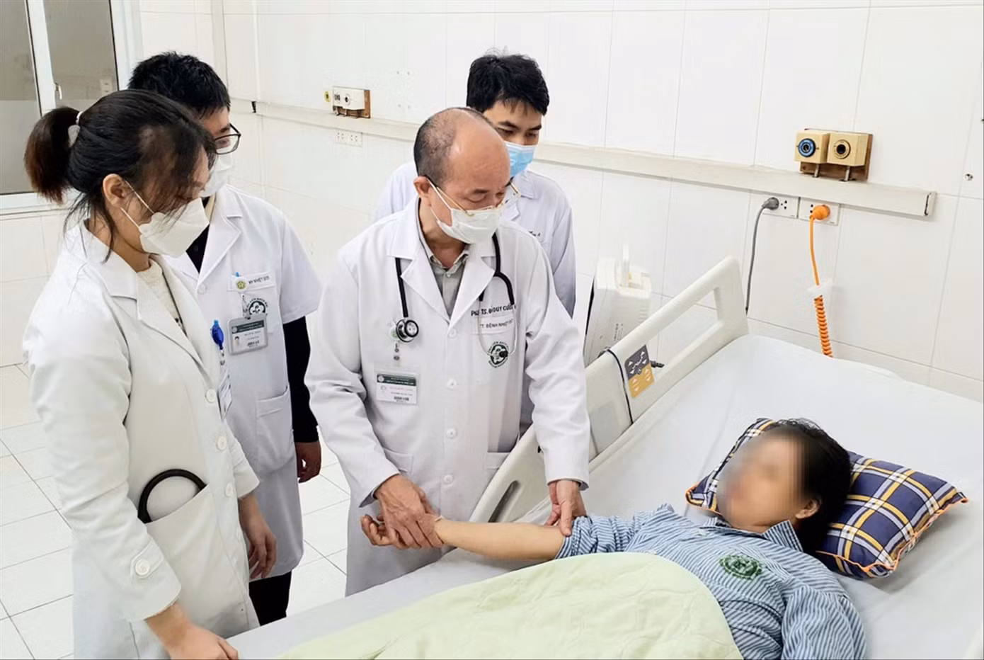 PGS.TS Đỗ Duy Cường thăm khám bệnh nhân mắc não mô cầu.