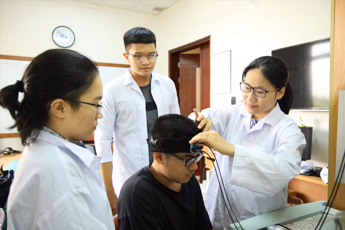 TS. Hà Thị Thanh Hương (ngoài cùng, bên phải), giảng viên ĐH Quốc tế làm thí nghiệm đo điện não cùng với nhóm nghiên cứu