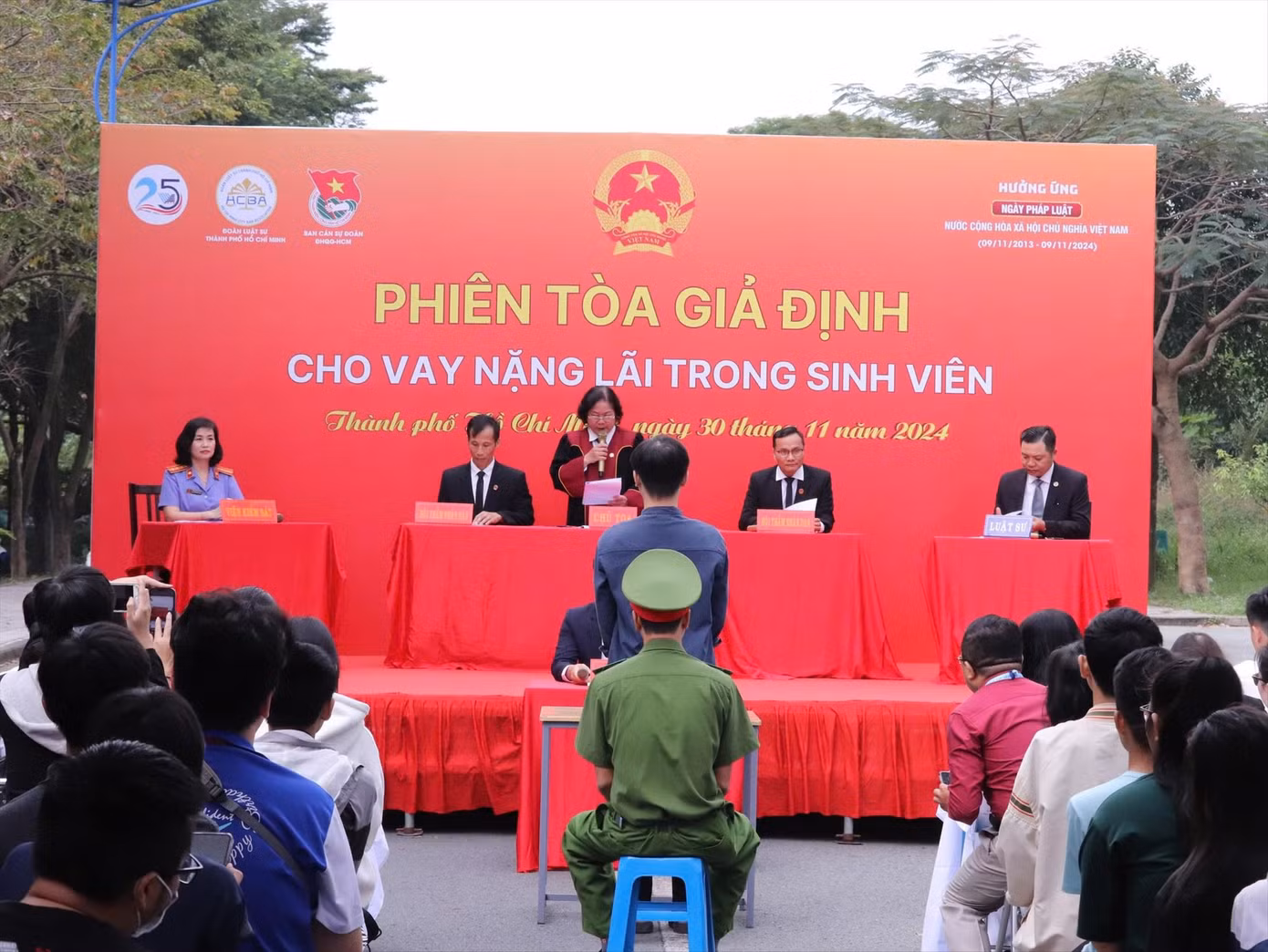 Phiên tòa giả định với chủ đề “Cho vay nặng lãi trong sinh viên”, do Trung tâm Quản lý Ký túc xá (ĐH Quốc gia TPHCM) tổ chức, thu hút đông đảo sinh viên tham gia