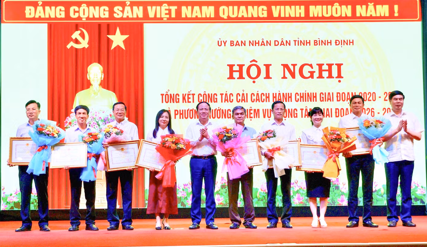 Lãnh đạo UBND tỉnh Bình Định tặng Bằng khen cho các cá nhân, tập thể có thành tích xuất sắc tiêu biểu trong việc thực hiện công tác CCHC năm 2024