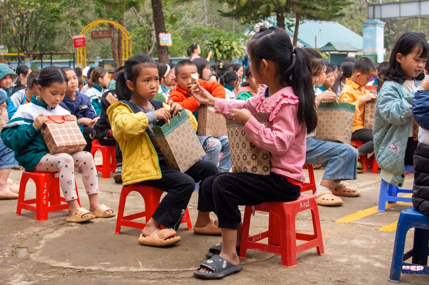 Bánh kẹo, sách, đồ chơi… được nhóm Hanoi Food Rescue quyên góp và chuyển tặng cho những trẻ em có hoàn cảnh khó khăn