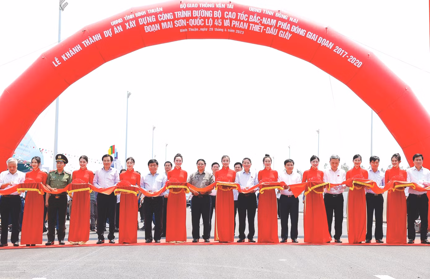 Thủ tướng Phạm Minh Chính cắt băng khánh thành cao tốc Dầu Giây - Phan Thiết ngày 29/4. Ảnh: T.Vũ