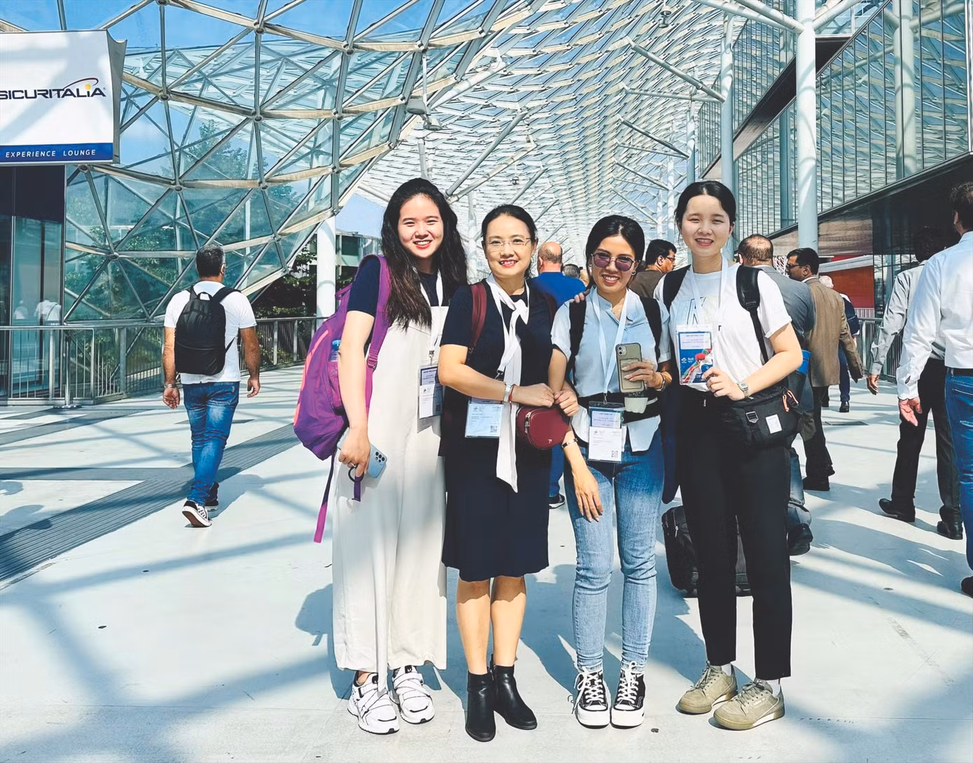 Thủy Tiên (ngoài cùng, bên phải) tham quan triển lãm quốc tế về thiết bị, công nghệ dệt ITMA Milan, Ý