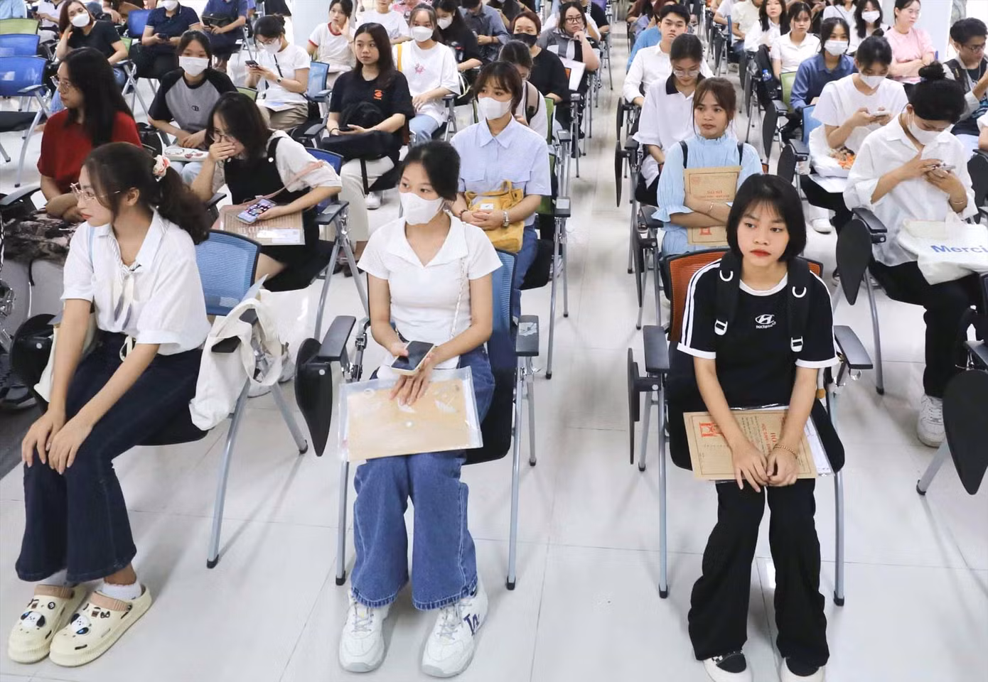 Tân sinh viên làm thủ tục nhập học năm học 2023-2024. Ảnh: Thanh Tùng