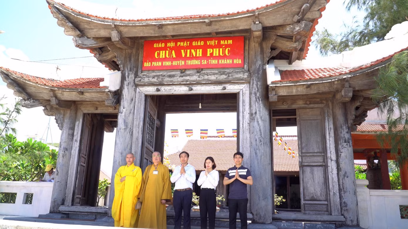Trước cổng chùa trên đảo Phan Vinh, thứ 2 từ trái qua là Hoà thượng Thích Thanh Nhiễu - Phó Chủ tịch thường trực Hội đồng Trị sự Giáo hội Phật Giáo Việt Nam, thứ 3 từ trái qua là ông Nguyễn Văn Trường - Giám đốc Doanh nghiệp XD Xuân Trường, đơn vị được cấp phép và phát tâm tôn tạo 9 ngôi chùa trên 9 đảo ở Trường Sa