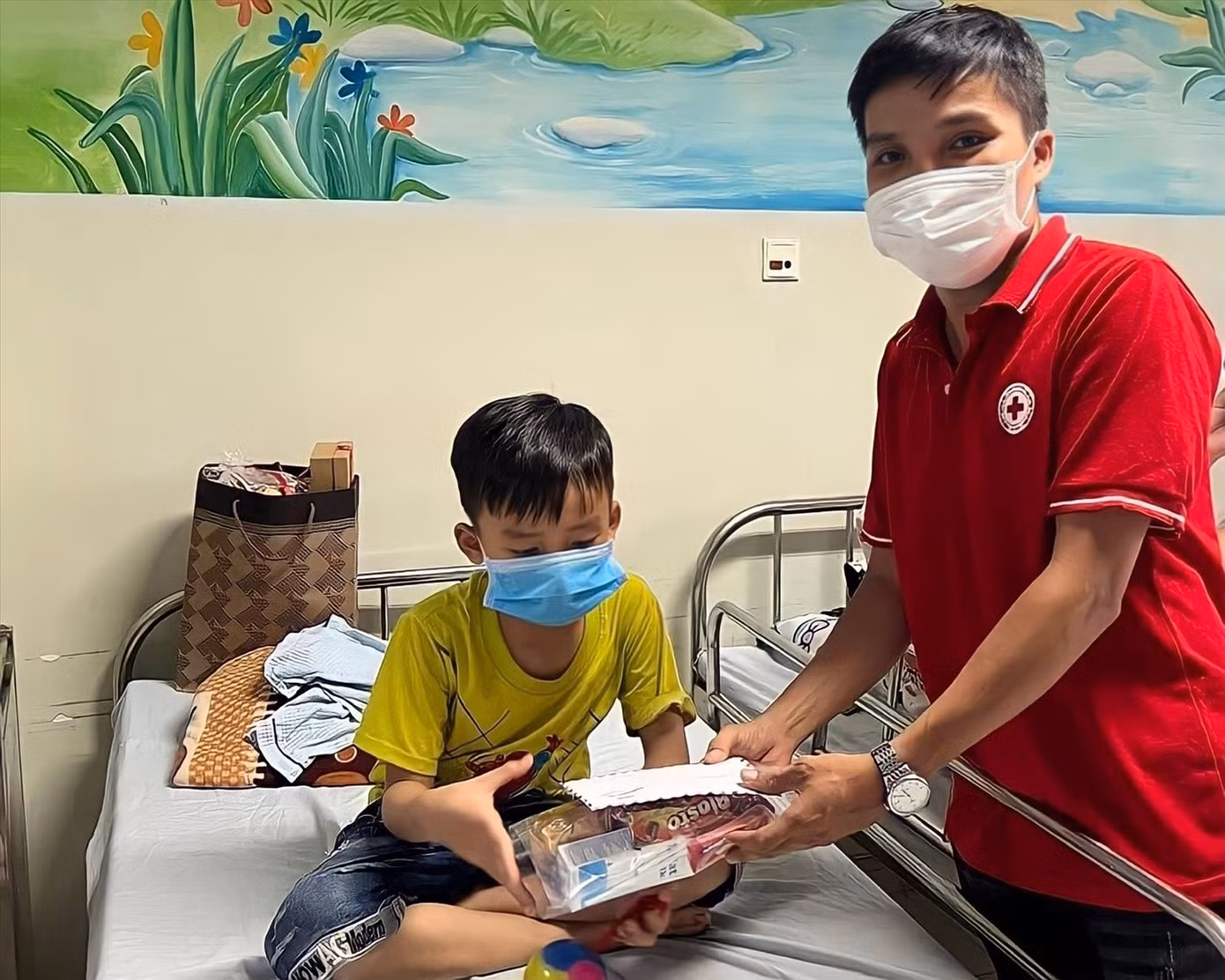 Anh Phan Xuân Phúc trao quà cho bệnh nhân nhí tại Bệnh viện Ung bướu Đà Nẵng. Ảnh: NVCC Anh Phan Xuân Phúc trao quà cho bệnh nhân nhí tại Bệnh viện Ung bướu Đà Nẵng. Ảnh: NVCC