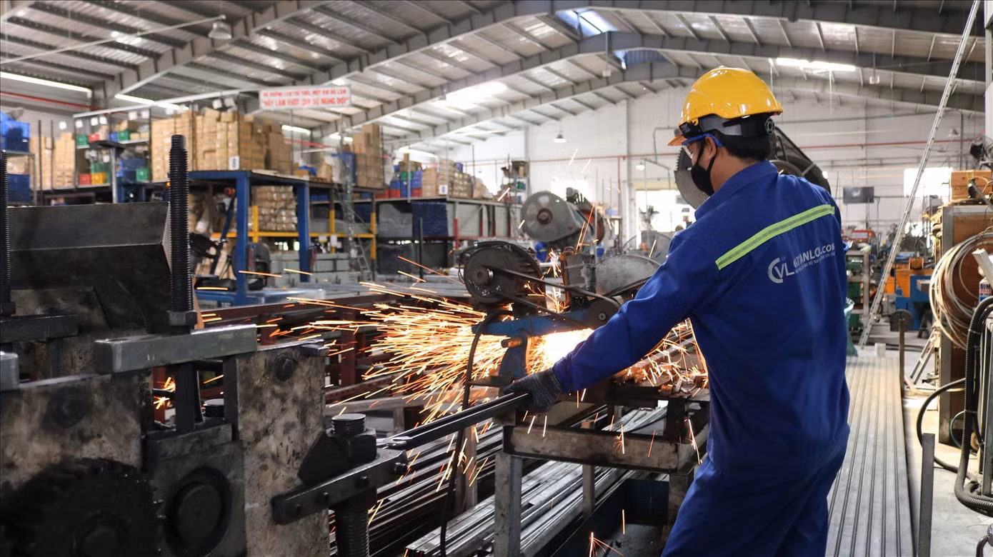 Doanh nghiệp thực hiện nhiều giải pháp tiết kiệm điện như giảm lãng phí, tăng năng suất lao động… Ảnh: U.P