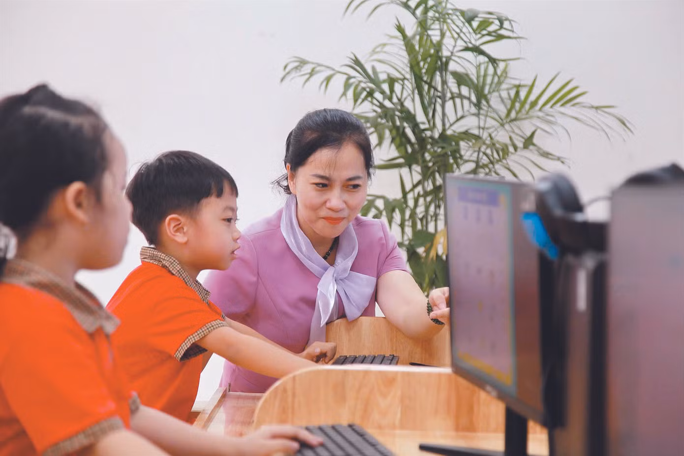 Cô Giang Thị Thanh Nhàn, Phó Hiệu trưởng Trường mầm non Trần Phú, đã đưa AI vào phục vụ công tác giảng dạy trong nhà trường. Ảnh: VÂN ANH