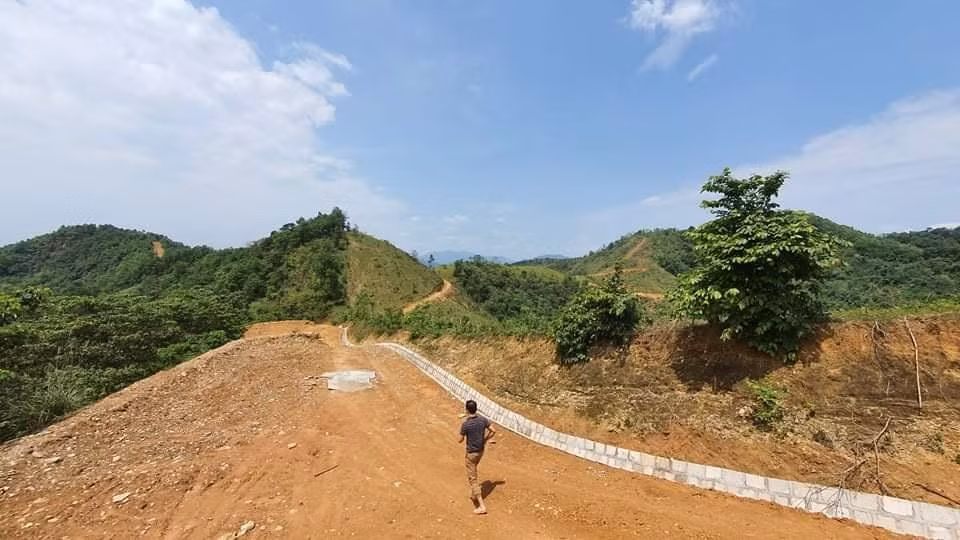 Ðường vào sân golf Phúc Tiến (Quang Tiến, thành phố Hòa Bình) xẻ dọc băng qua các ngọn núi. Ảnh: Đức Nam