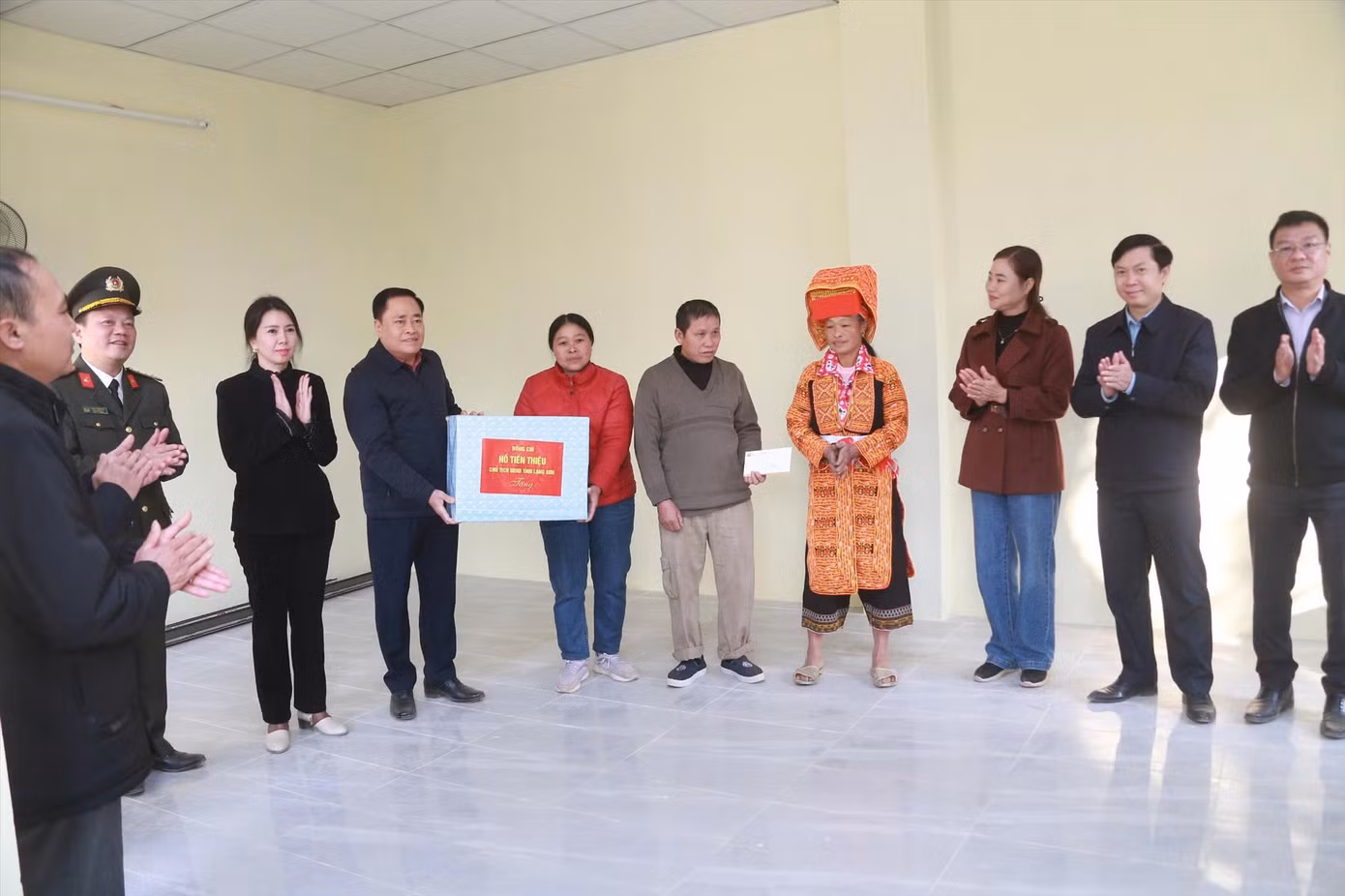 Lãnh đạo tỉnh Lạng Sơn tặng quà mừng các hộ gia đình được vào ở ngôi nhà khang trang