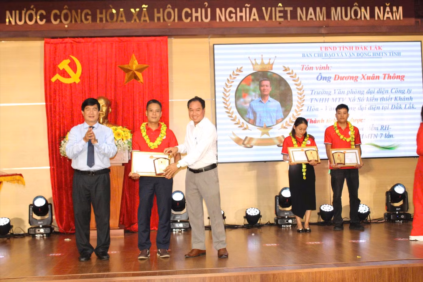 Anh Dương Xuân Thông được UBND tỉnh Đắk Lắk tôn vinh và trao tặng bằng khen trong công tác hiến máu tình nguyện