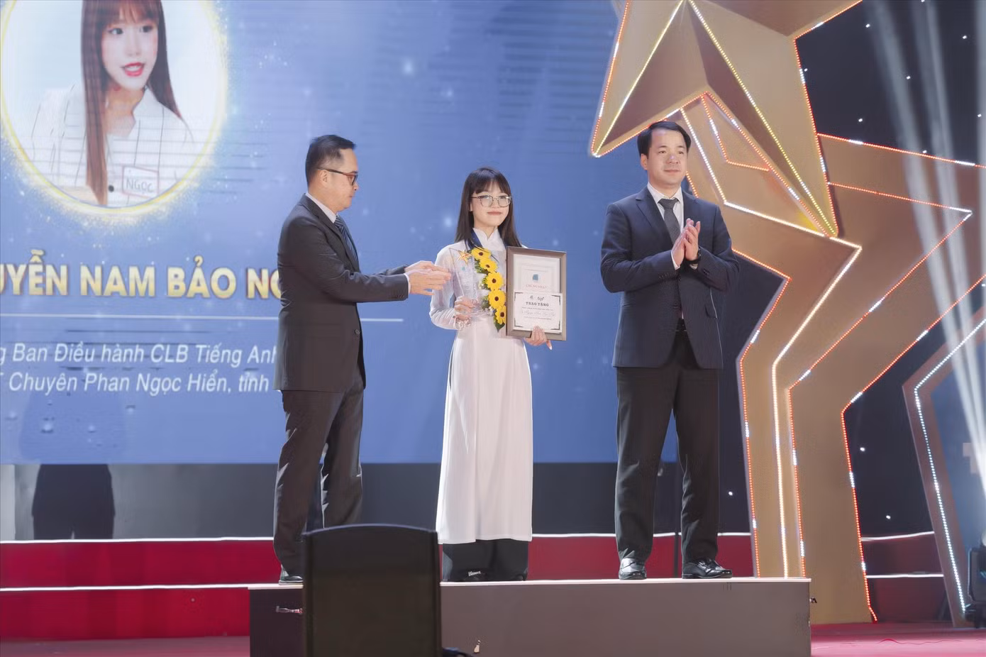Anh Ngô Văn Cương (bên phải) - Bí thư T.Ư Đoàn trao giải thưởng Thanh niên sống đẹp năm 2023 cho Nguyễn Nam Bảo Ngọc, học sinh lớp 12 chuyên Anh, Trường THPT Chuyên Phan Ngọc Hiển (Cà Mau)