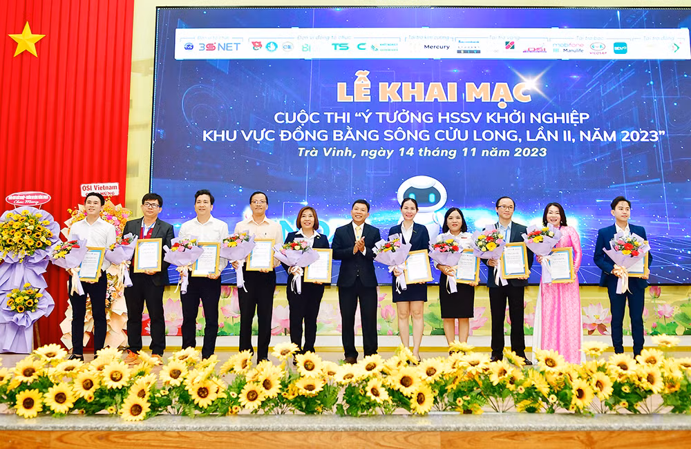 PGS. TS. Nguyễn Minh Hòa, Hiệu trưởng Trường Đại học Trà Vinh, Chủ tịch Hội đồng Quản trị Mạng lưới hỗ trợ Học sinh sinh viên khởi nghiệp khu vực ĐBSCL tặng hoa cho đại biểu, đơn vị tại chung kết cuộc thi “Ý tưởng HSSV khởi nghiệp khu vực ĐBSCL, lần thứ 2 năm 2023" INNOBE 2023” PGS. TS. Nguyễn Minh Hòa, Hiệu trưởng Trường Đại học Trà Vinh, Chủ tịch Hội đồng Quản trị Mạng lưới hỗ trợ Học sinh sinh viên khởi nghiệp khu vực ĐBSCL tặng hoa cho đại biểu, đơn vị tại chung kết cuộc thi “Ý tưởng HSSV khởi nghiệp khu vực ĐBSCL, lần thứ 2 năm 2023" INNOBE 2023”