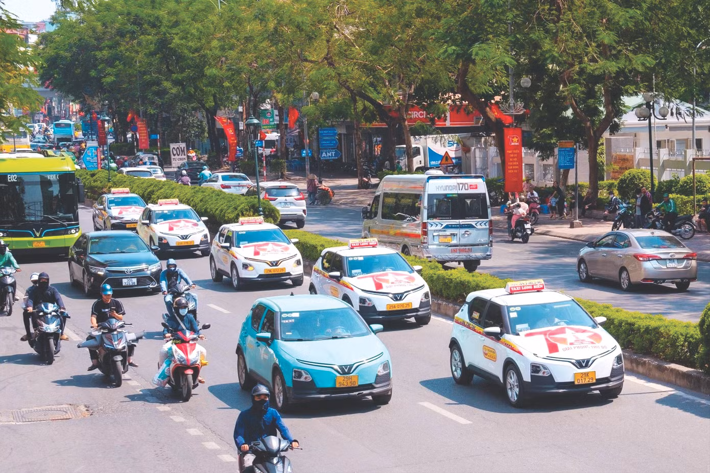 Xe taxi điện lưu thông trên đường phố Hà Nội