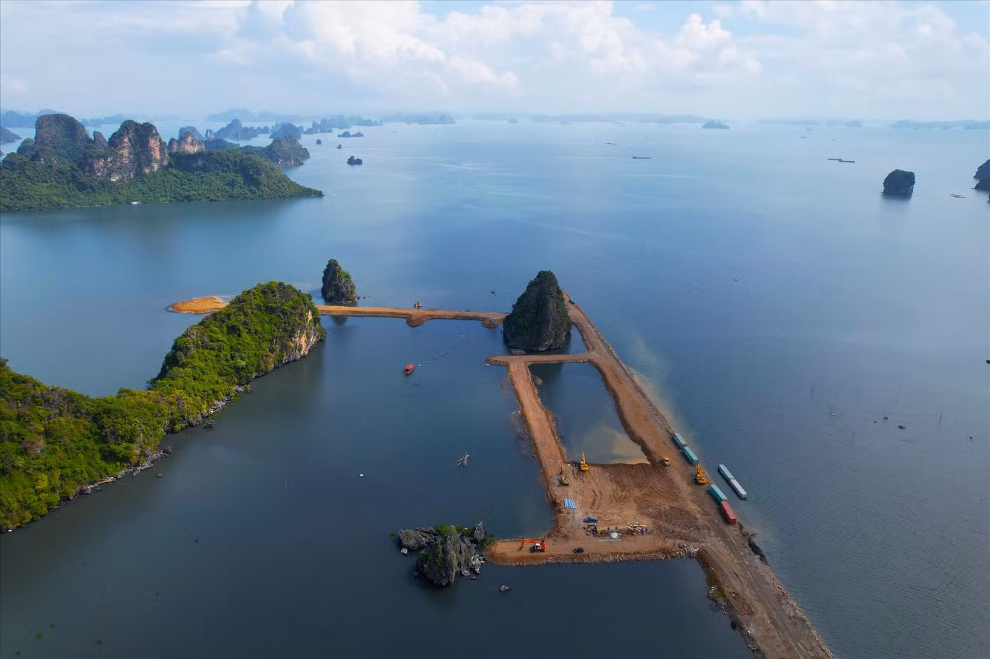 Dự án Khu đô thị 10B nhồi nhét hàng trăm căn liền kề, biệt thự được Quảng Ninh phê duyệt “ngồi chồm” ra mặt vịnh Hạ Long. Ảnh: Hoàng Dương