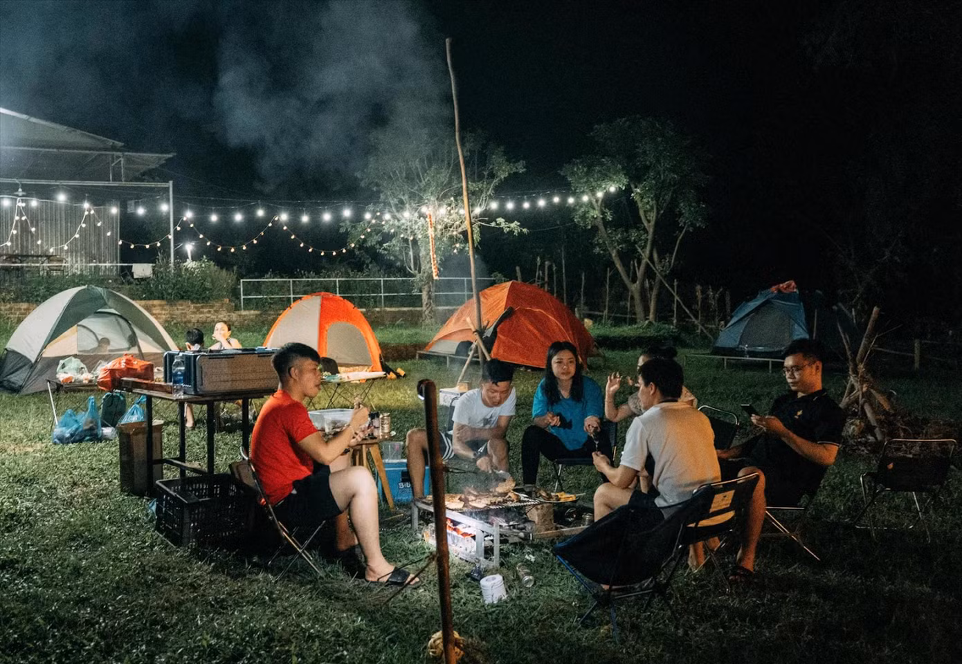 Cắm trại, dã ngoại vào những ngày cuối tuần ở những khu vực trong thành phố trở thành lựa chọn của nhiều người Đà Nẵng vì vừa an toàn lại tiết kiệm chi phí. Ảnh: Quang Việt