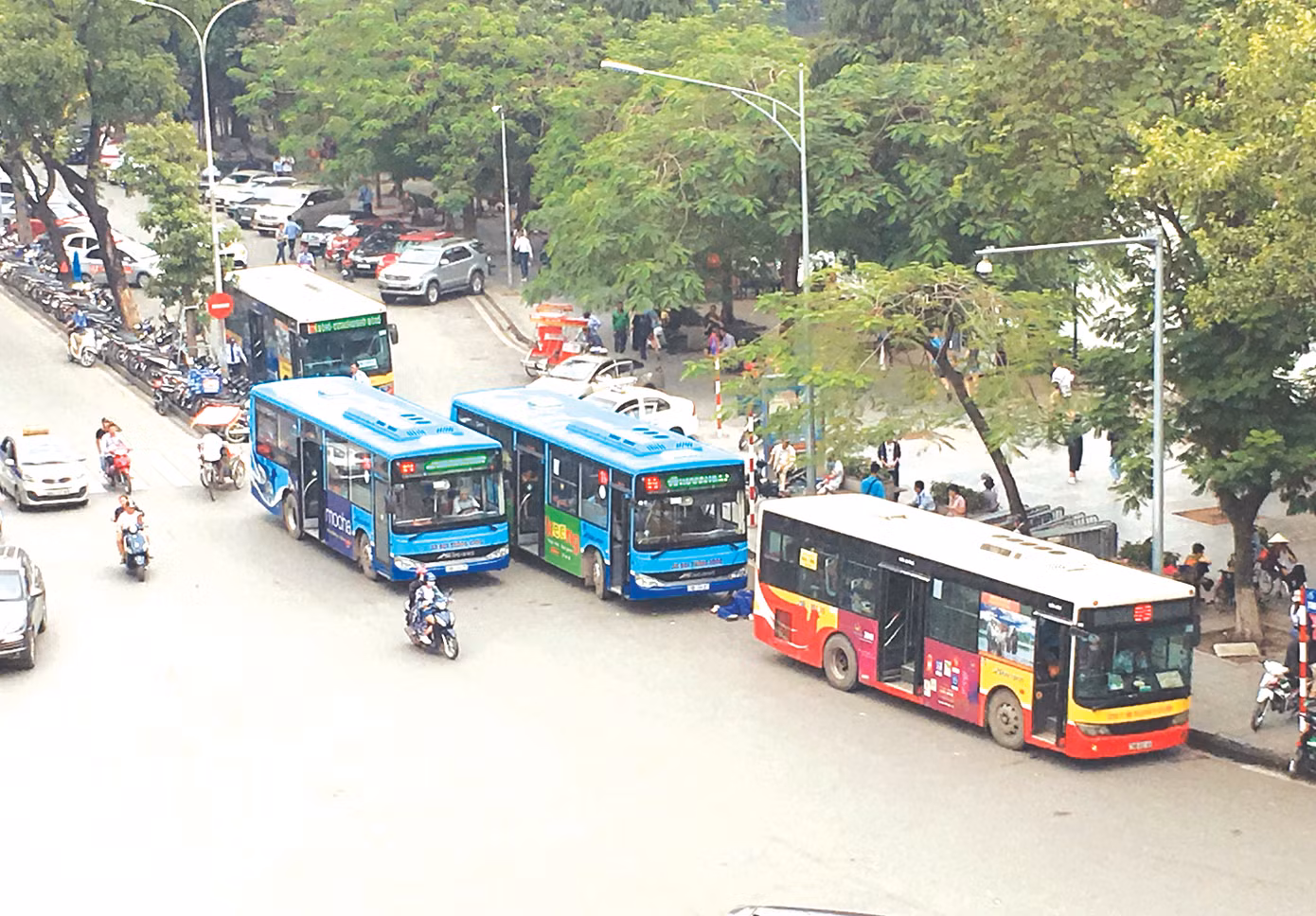 Bị cạnh tranh bởi nhiều loại hình vận chuyển nhưng xe buýt vẫn đóng vai trò chủ công trên lĩnh vực VTHKCC tại Hà Nội