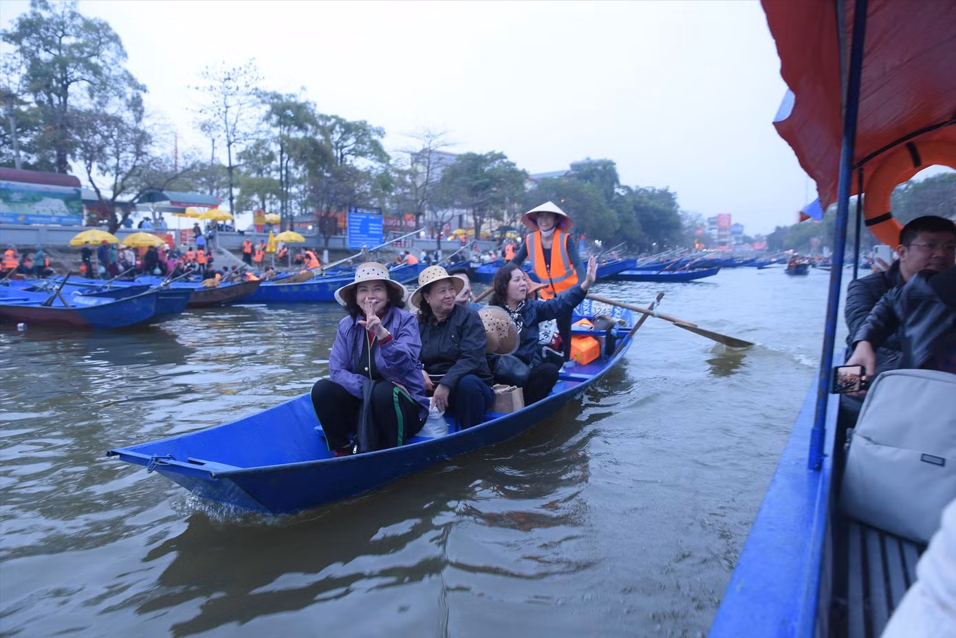 Người dân háo hức trẩy hội chùa Hương. Ảnh: ĐỨC NGUYỄN