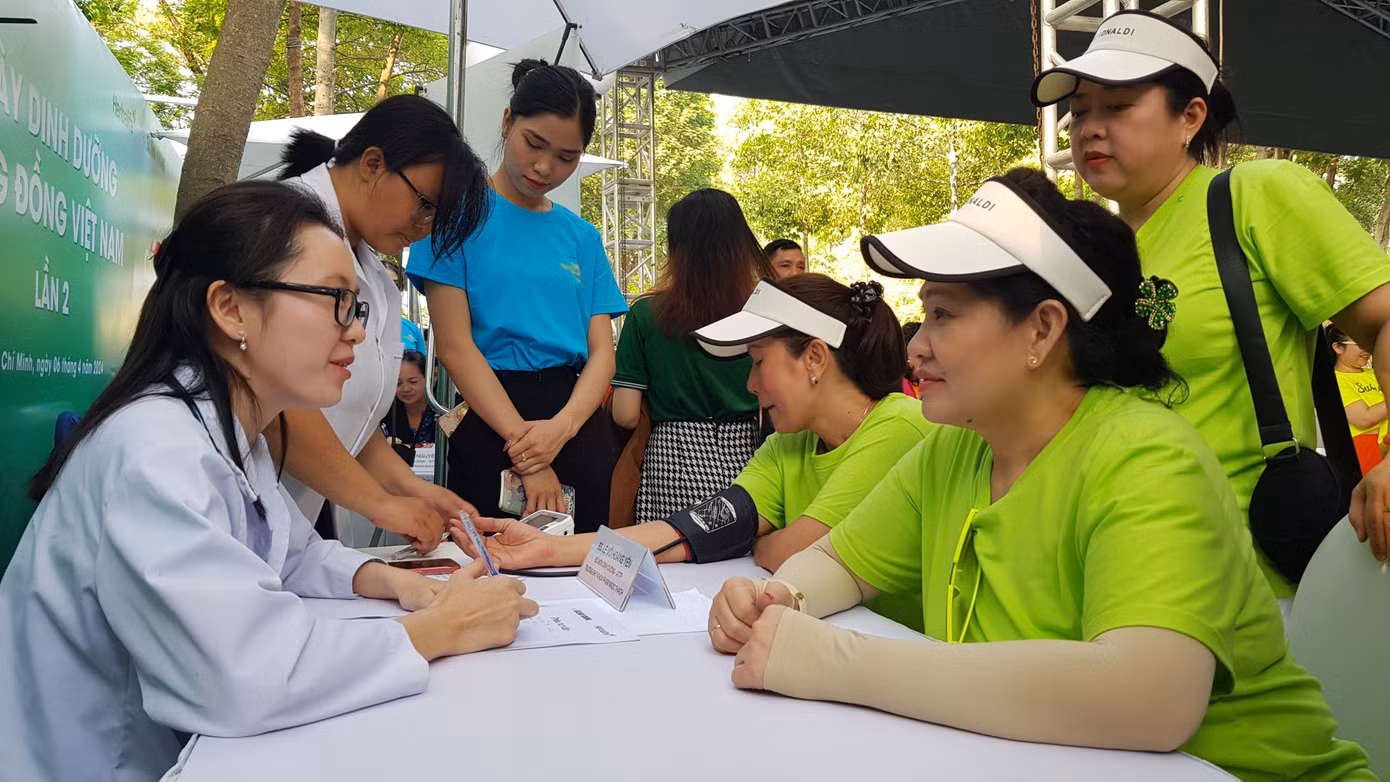 Các bác sĩ tư vấn giải pháp dinh dưỡng hợp lý, khoa học cho người dân trong chương trình Ngày dinh dưỡng cộng đồng Việt Nam