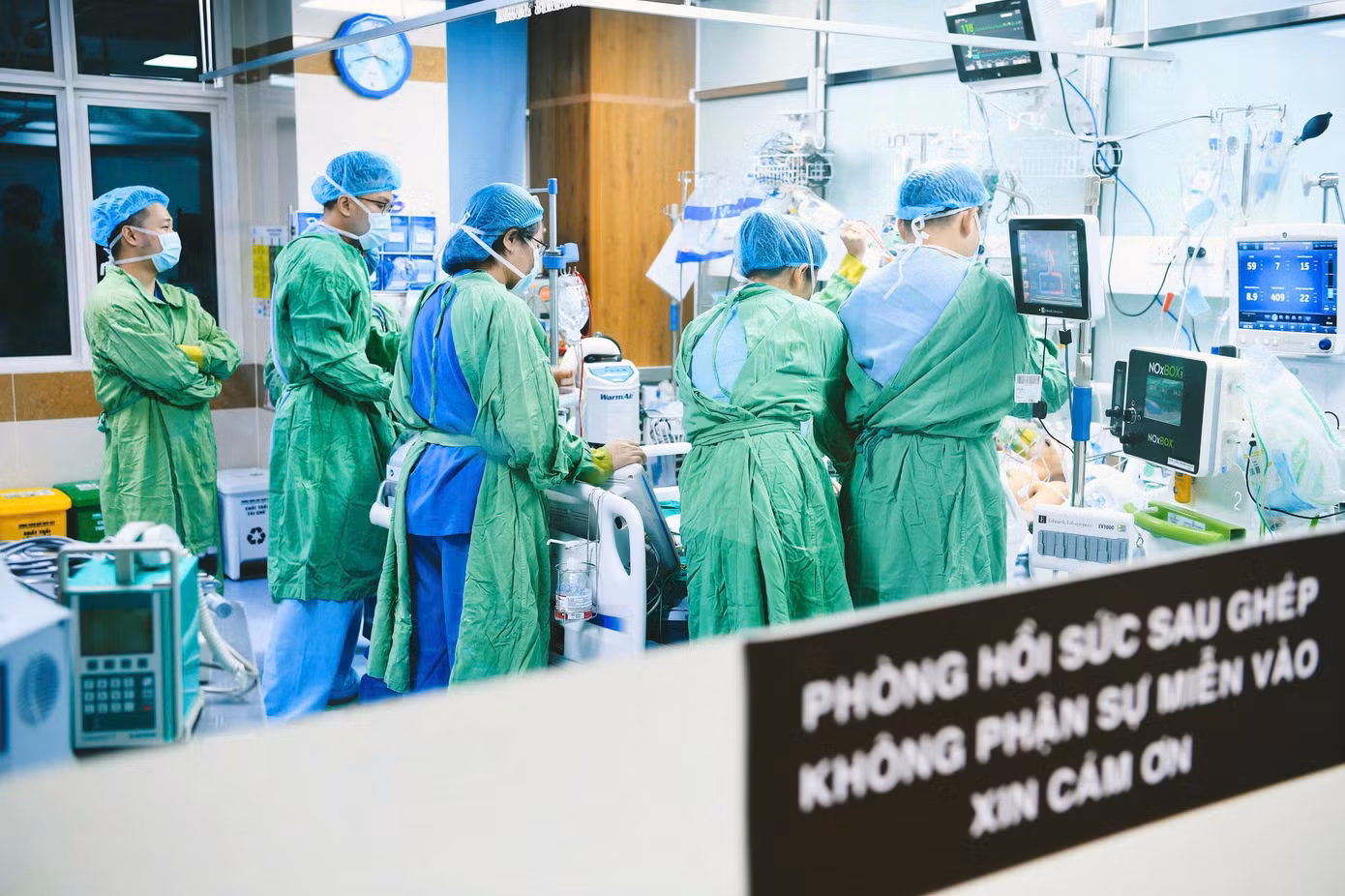 Sau khi được ghép tim, bệnh nhân đang được theo dõi tại phòng hồi sức sau ghép