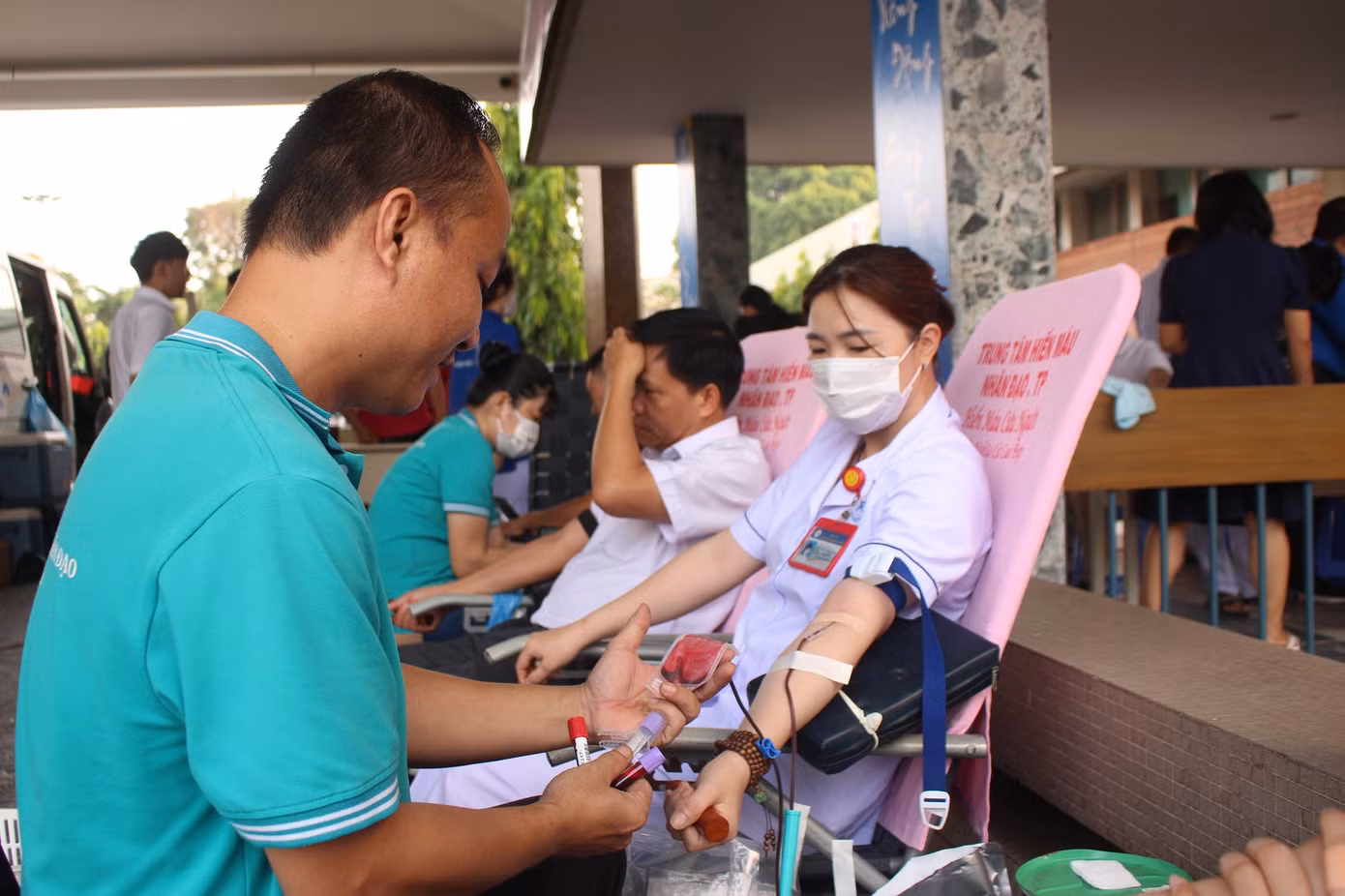 Giọt máu đào của y bác sĩ sẽ góp phần quan trọng vào việc cứu chữa cho những trường hợp bệnh nặng, nguy kịch Giọt máu đào của y bác sĩ sẽ góp phần quan trọng vào việc cứu chữa cho những trường hợp bệnh nặng, nguy kịch