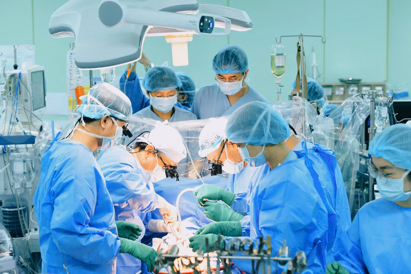 Ê kíp các bác sĩ đã ghép tim thành công cho bệnh nhân H. sau 5 giờ thực hiện cuộc phẫu thuật trong phòng mổ