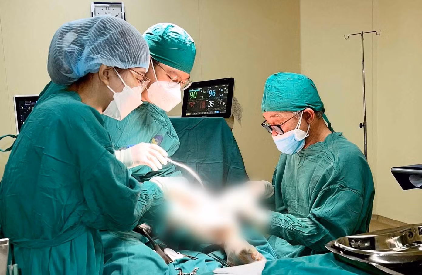Các bác sĩ đã thực hiện cuộc phẫu thuật xử lý triệt để ổ nhiễm trùng, hoại tử lan rộng ra nhiều vùng trên cơ thể bệnh nhân