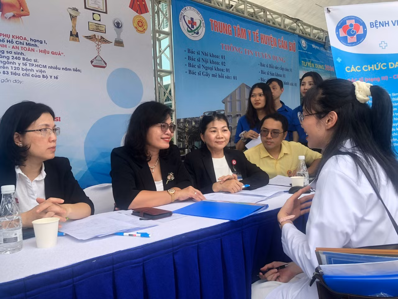Ban giám đốc Bệnh viện Hùng Vương tiếp nhận rất nhiều hồ sơ dự tuyển của các bác sĩ trẻ cho 4 vị trí việc làm