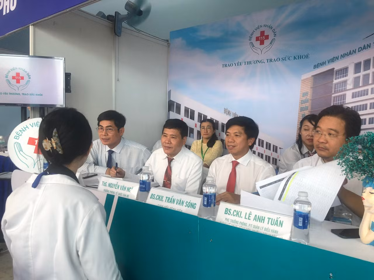Ban giám đốc Bệnh viện Nhân Dân 115 phỏng vấn bác sĩ trẻ đăng ký ứng tuyển vào bệnh viện