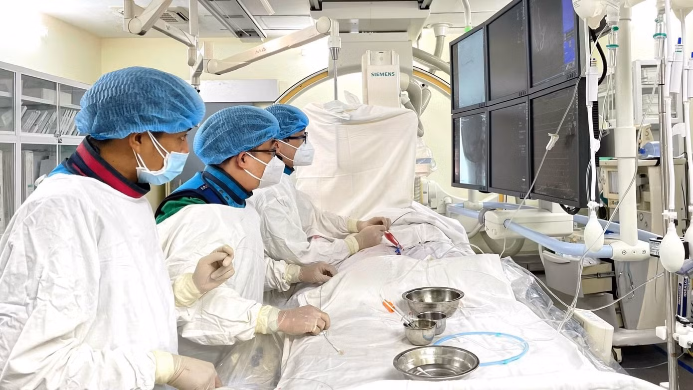 Các bác sĩ can thiệp lấy huyết khối giúp bệnh nhân qua cơn nguy kịch