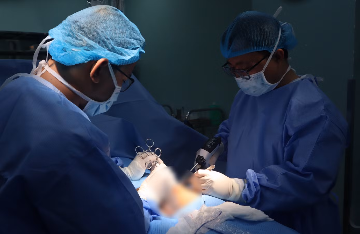Trong đêm, các bác sĩ đã thực hiện cuộc phẫu thuật cứu bộ phận sinh dục cho người bệnh Trong đêm, các bác sĩ đã thực hiện cuộc phẫu thuật cứu bộ phận sinh dục cho người bệnh