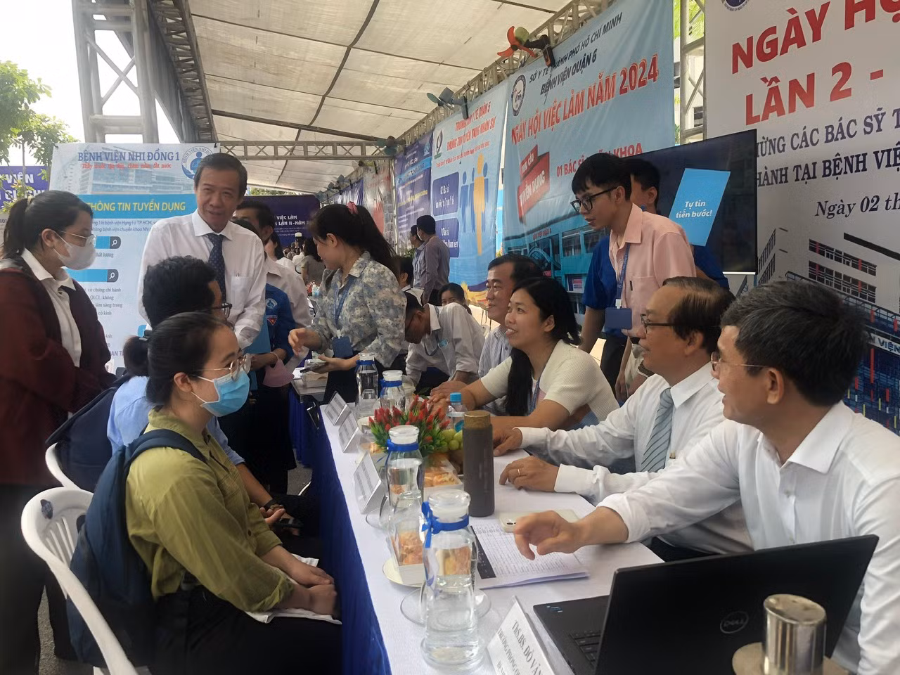 Bệnh viện Nhi Đồng 1 tuyển dụng đủ 2 bác sĩ chỉ ngay sau phiên khai mạc ngày hội