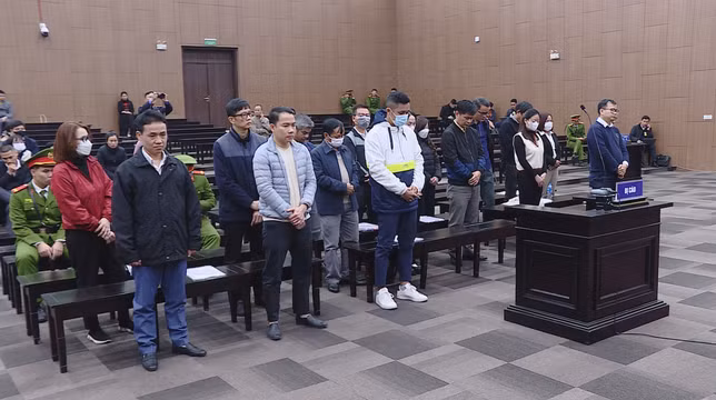 Nhóm bị cáo tại phiên tòa sơ thẩm.