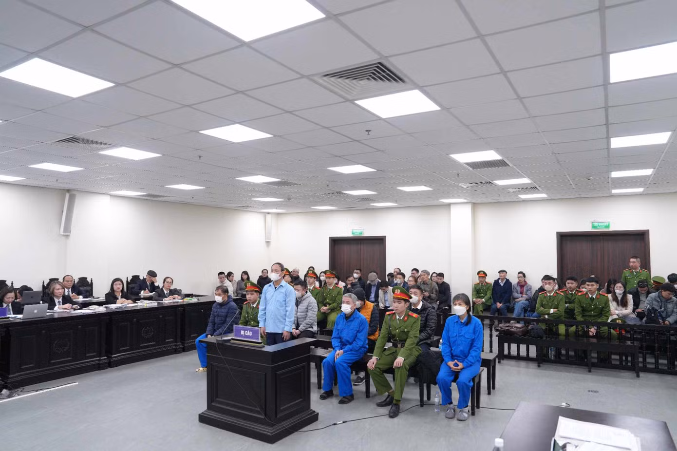 Toàn cảnh phiên tòa, các bị cáo tại bục khai báo.