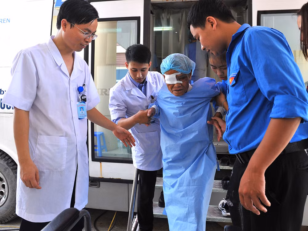 Mổ mắt miễn phí cho người có công ảnh 2
