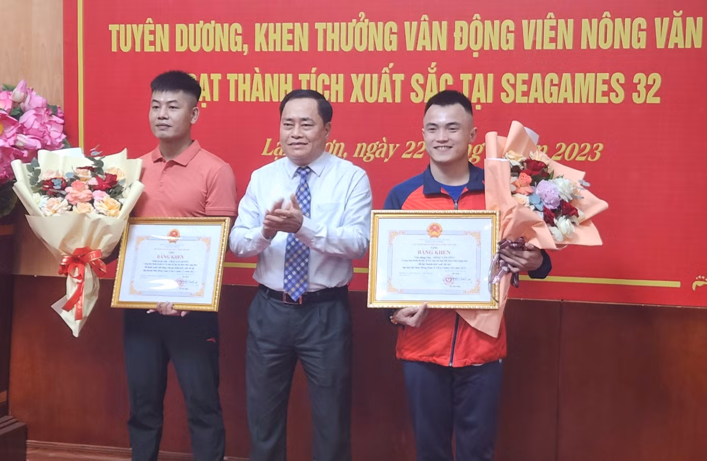 Vận động viên Nông Văn Hữu và Huấn luyện viên Trần Văn Quyết nhận Bằng khen của Chủ tịch UBND tỉnh Lạng Sơn. Ảnh: Duy Chiến