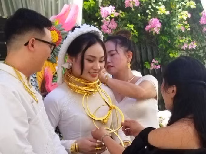 Hình ảnh cô dâu được gia đình và người thân trao vàng gây sửng sốt mạng xã hội (Ảnh: Nhân vật cung cấp).