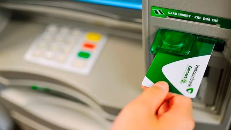 Lượng người rút tiền mặt từ cây ATM dịp Tết giảm mạnh.