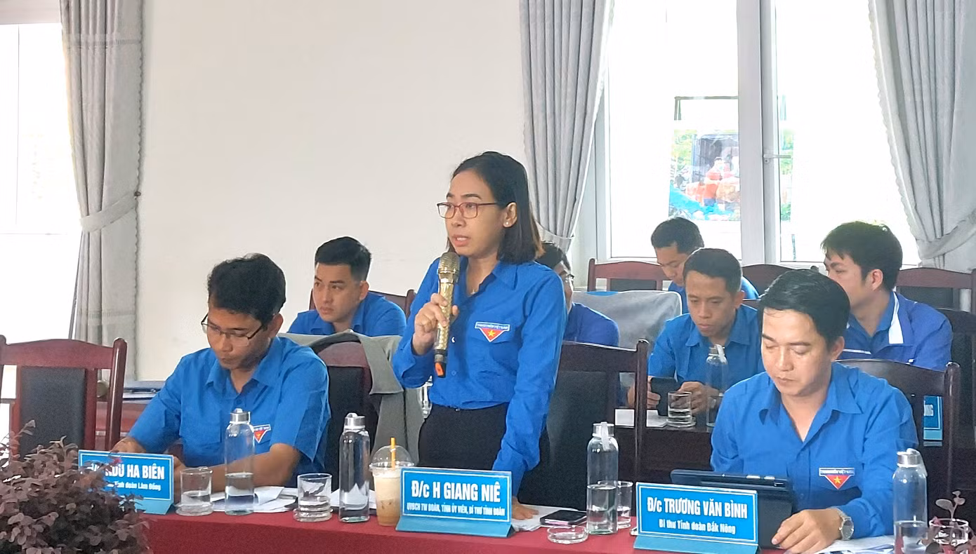 Chị H Giang Niê - Bí thư Tỉnh Đoàn Đắk Lắk phát biểu tại hội nghị