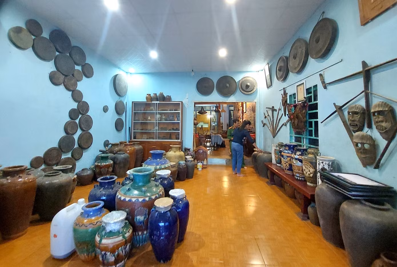 Yêu văn hóa Tây Nguyên, nên thiếu tá Đinh Văn Bộ, cán bộ công an huyện Đắk Glong (Đắk Nông), đã dày công tìm hiểu, sưu tầm các hiện vật của đồng bào Mnông, Mạ, Ê đê, Gia Rai...