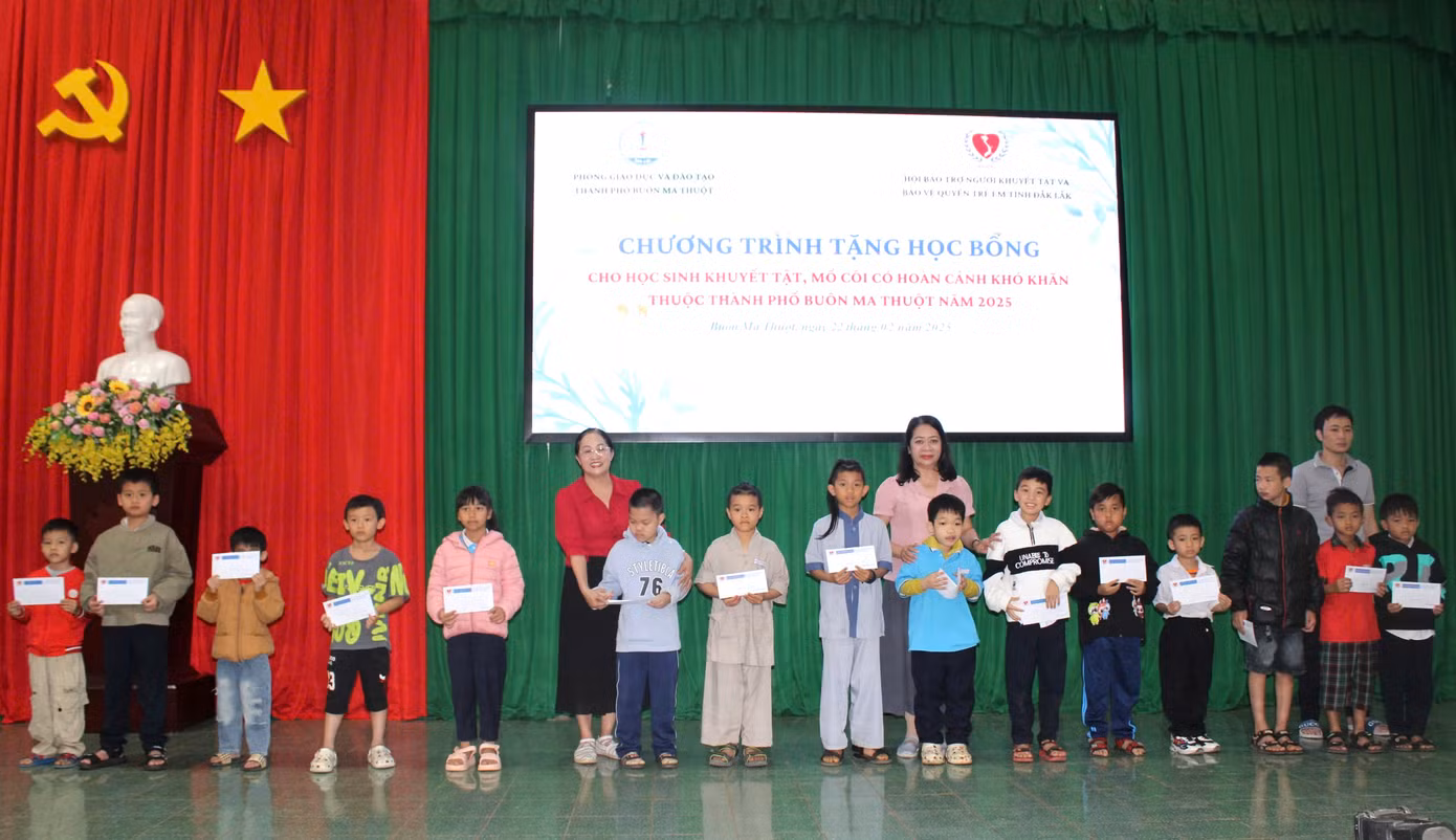 Học sinh khuyết tật và mồ côi có hoàn cảnh khó khăn nhận học bổng