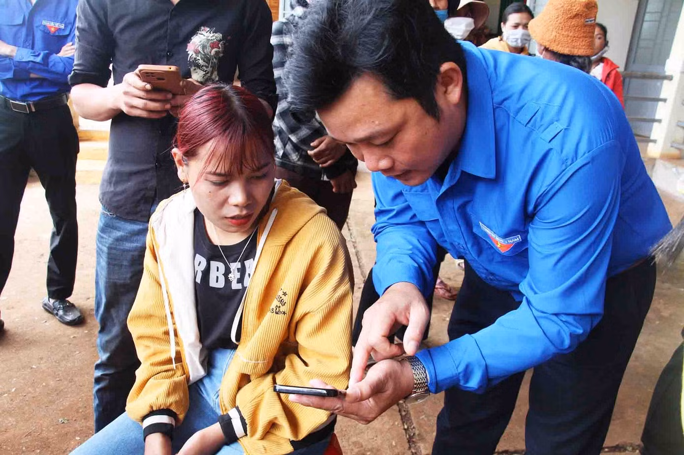 Người dân được hướng dẫn dịch vụ công trực tuyến