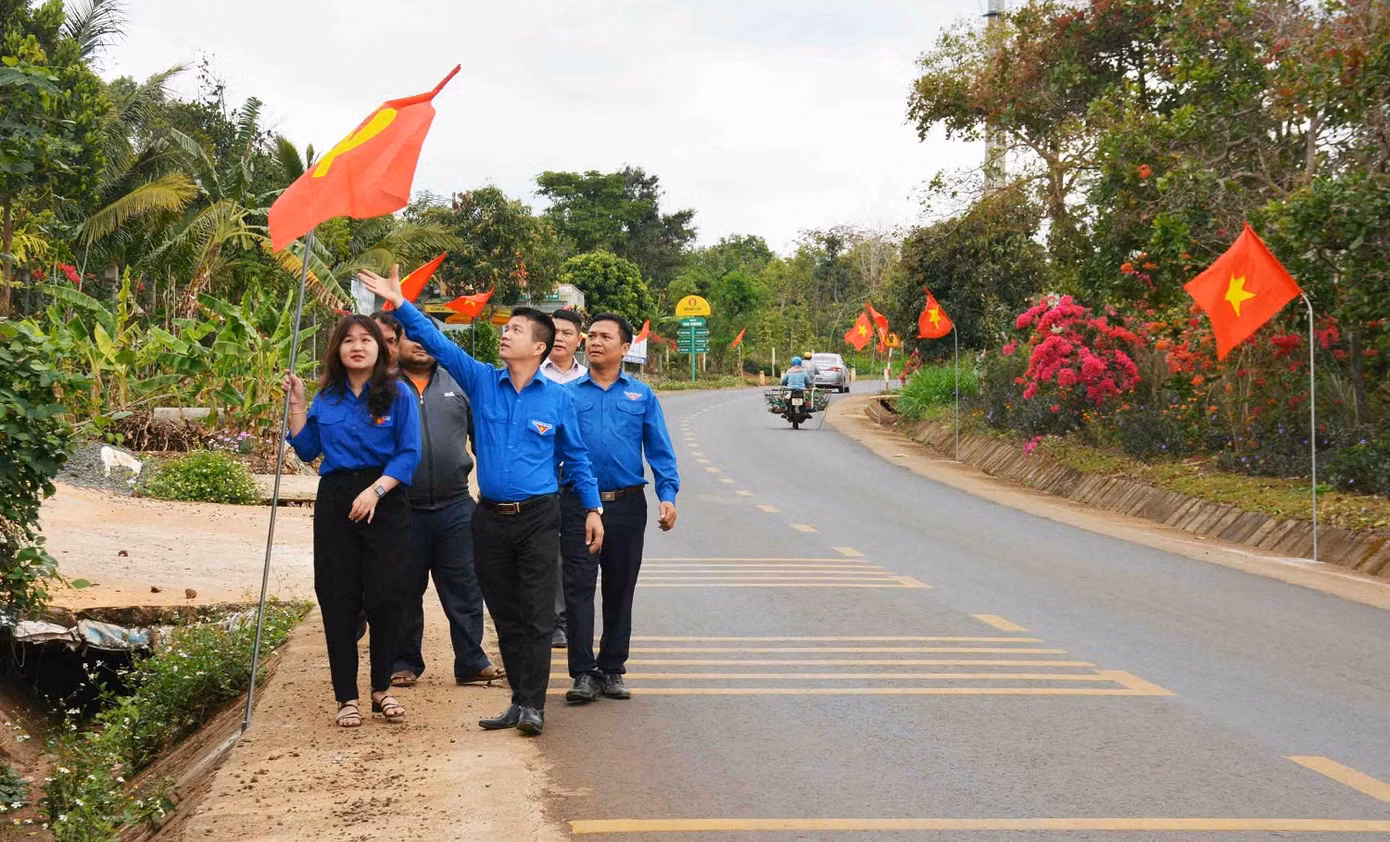 Đường cờ thanh niên 2km tại xã Ea H'đing