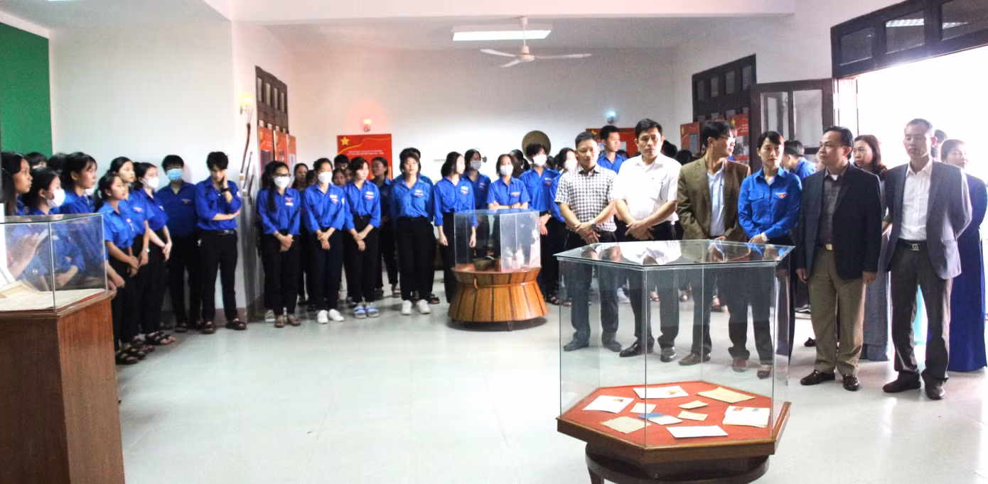 Đại biểu, đoàn viên tham quan di tích lịch sử CaDa